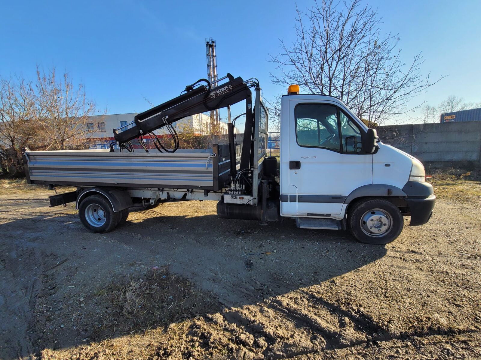 kallur < 3.5t Renault Mascott 160 Three-sided tipper + Crane - 6.5tons